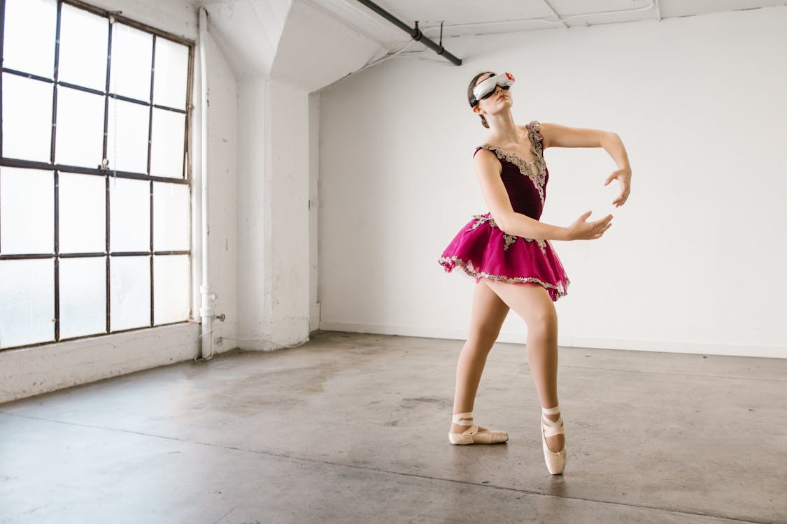 Specialisere hoppe Ved daggry Gratis lagerfoto af ballerina, ballet klasse, ballet sko, futuristisk,  håndbevægelse, iført, kostume, kvinde, positur, teknologi, virtual reality  briller, virtual reality headset