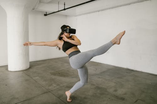 Free Woman Using Virtual Reality Headset Stock Photo