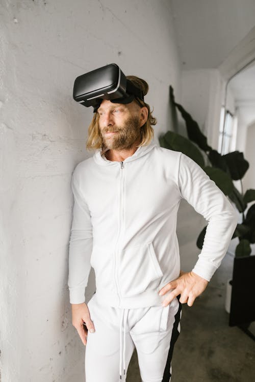 Fotos de stock gratuitas de adentro, casco de realidad virtual, expresión facial