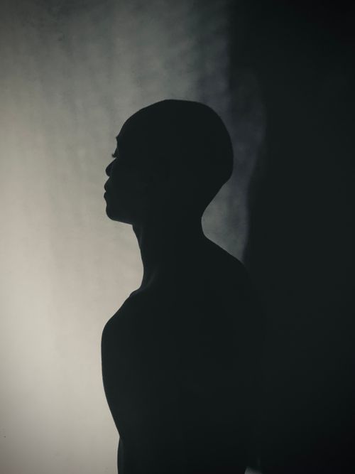Free Silhouette of a person in profile against a moody gradient background. Stock Photo