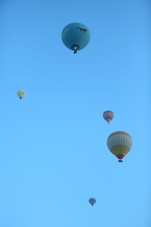 Kostenloses Stock Foto zu blauer himmel, fliegen, heißluftballons