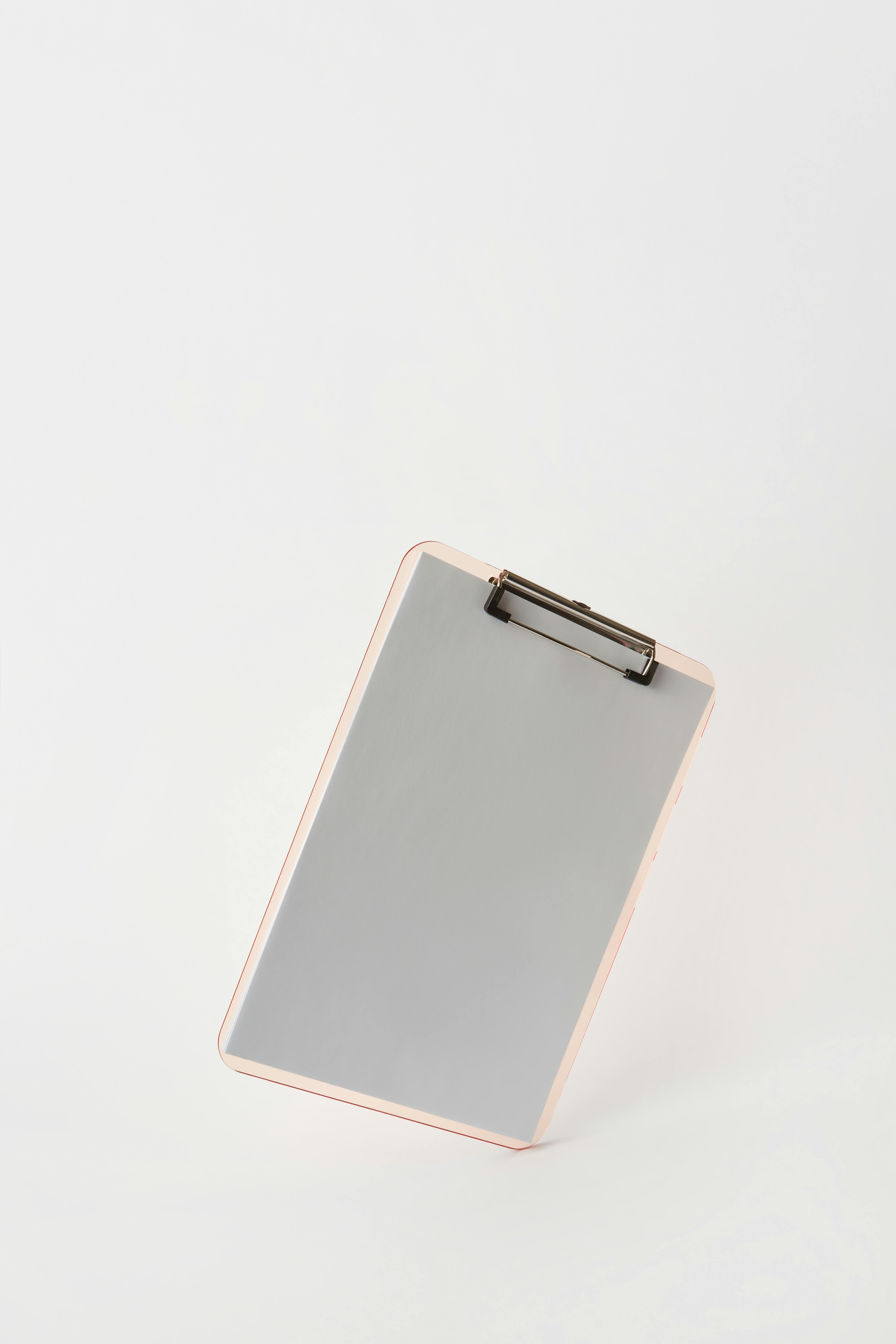 Free Simple clipboard on white backdrop, ideal for mockups and design presentations. Stock Photo