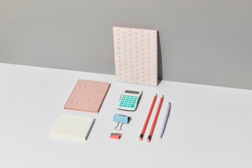 Základová fotografie zdarma na téma kalkulačka, kancelářské sponky, papír