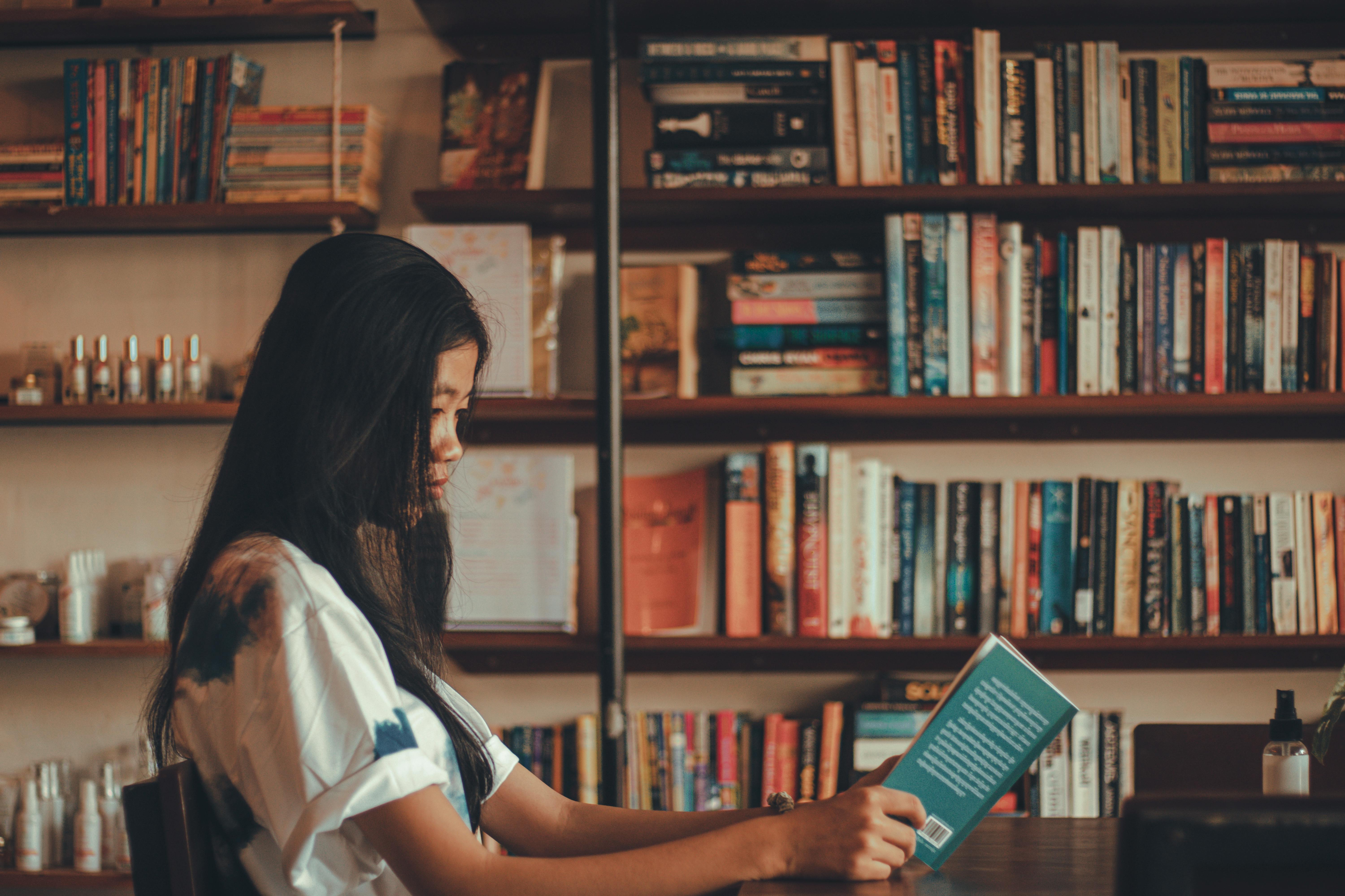 Personal Growth Books That Will Bring Positive Energy for 2026, According to Readers — Photo by ហាន់ ភក្តី on Pexels