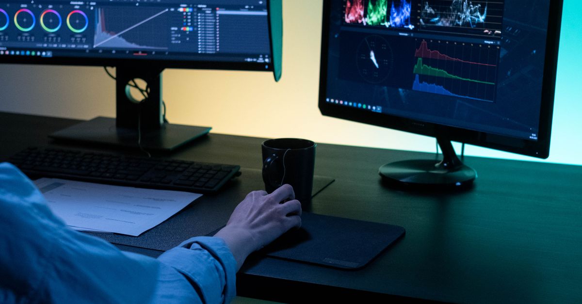 Modern Computer Editor Editor working on a Computer · Free Stock Photo