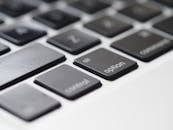 这张特写图像详细展示了笔记本电脑键盘按键的现代科技设计和景深效果