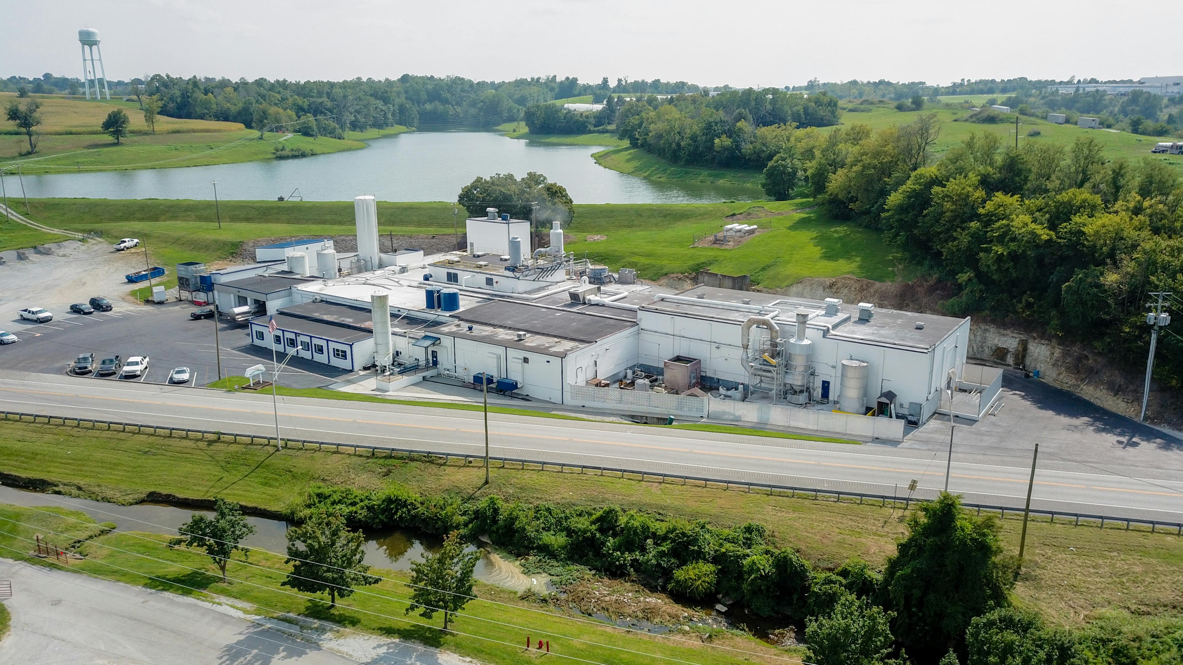 فريق طبي يستخدم التكنولوجيا في اجتماع لمراجعة حالة مريض