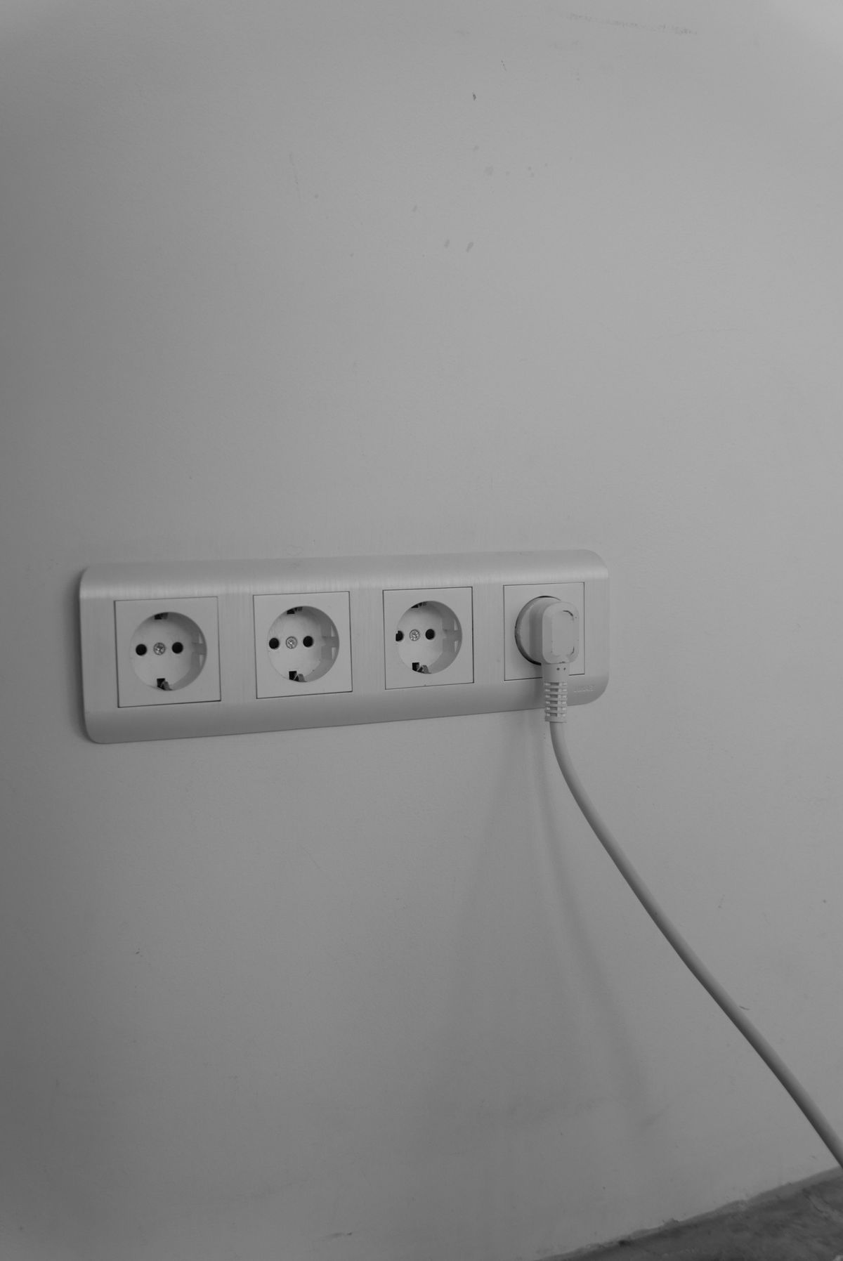 How to Choose the Right Wall Outlet Cover for Your Room