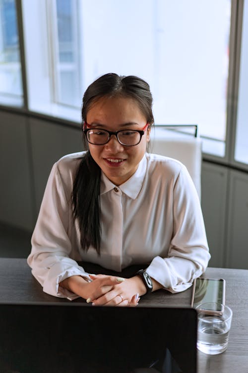 Gratis lagerfoto af asiatisk kvinde, bærbar computer, briller