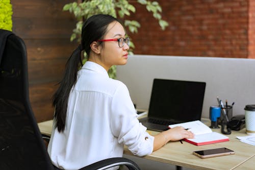 Kostenloses Stock Foto zu asiatische frau, büro, computer