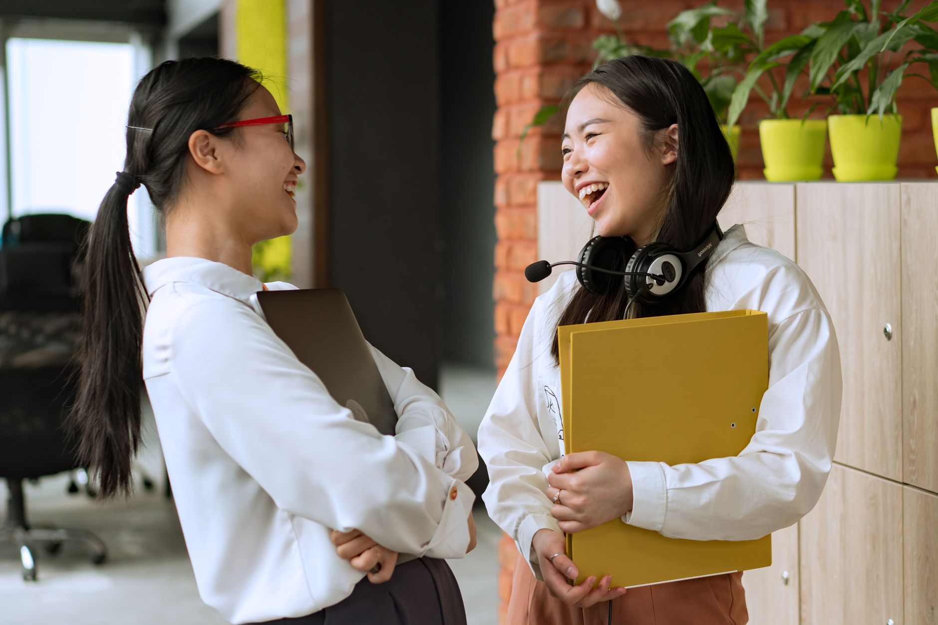 Chia sẻ với đồng nghiệp hoặc bạn bè giúp giảm bớt gánh nặng tâm lý.