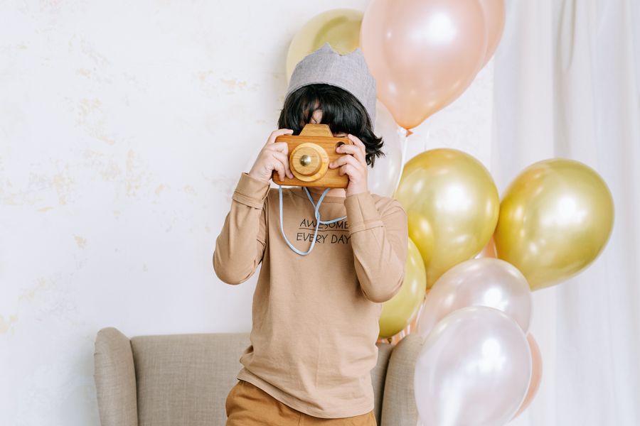 Foto seru dengan properti balon di PhotoCandy Studio