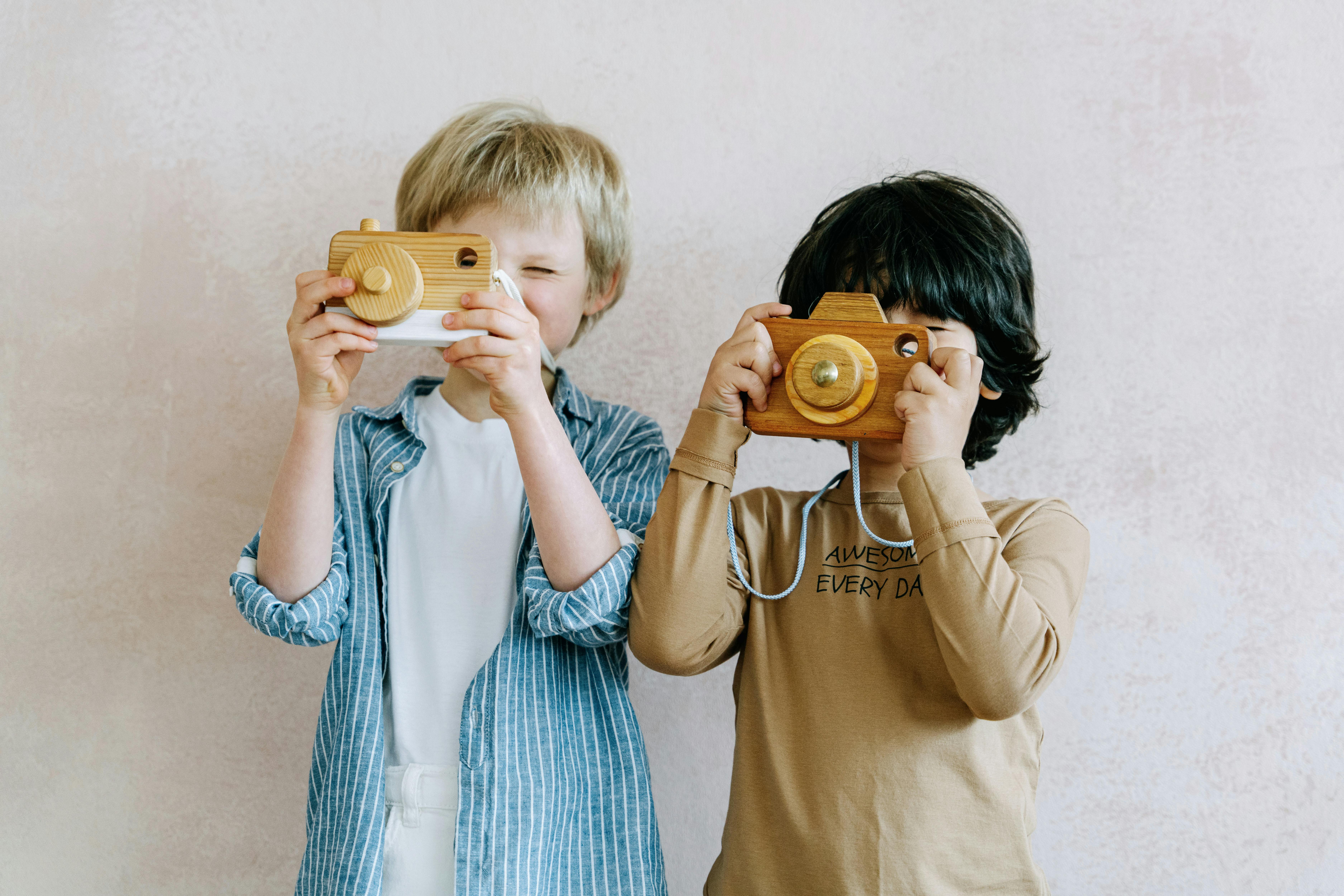 Zwei Kinder mit einem Hamster