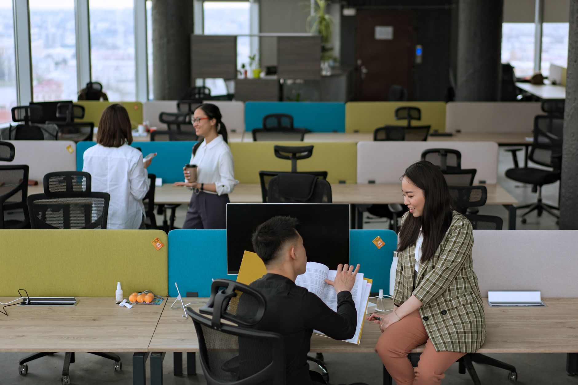 Thiên Bình phát huy khả năng ngoại giao trong công việc nhóm.