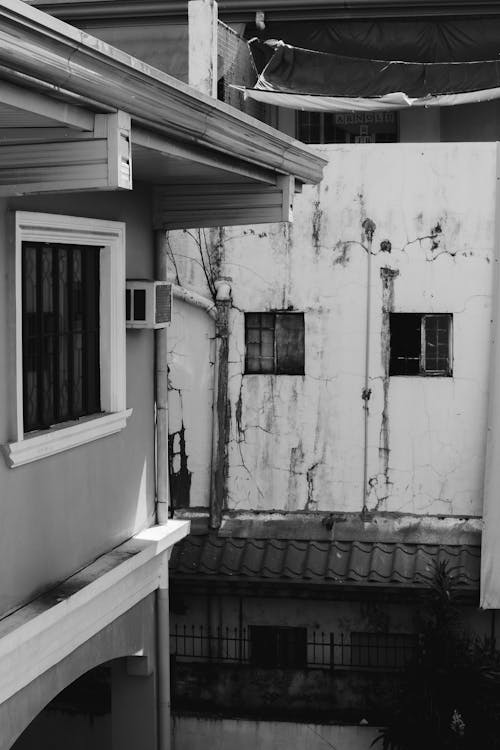 Foto d'estoc gratuïta de blanc i negre, edificis, espatllat