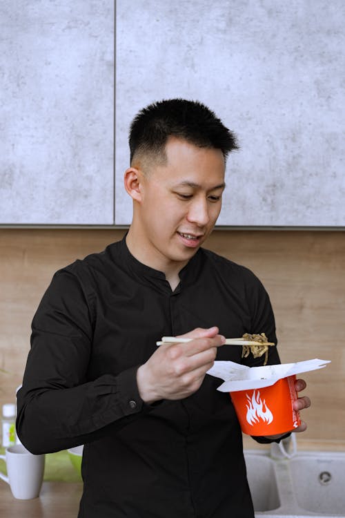 Ingyenes stockfotó ázsiai férfi, evés, evőpálcikák témában