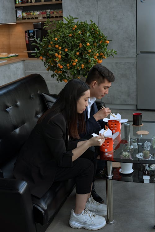 Fotos de stock gratuitas de caja de comida para llevar, colegas, comiendo