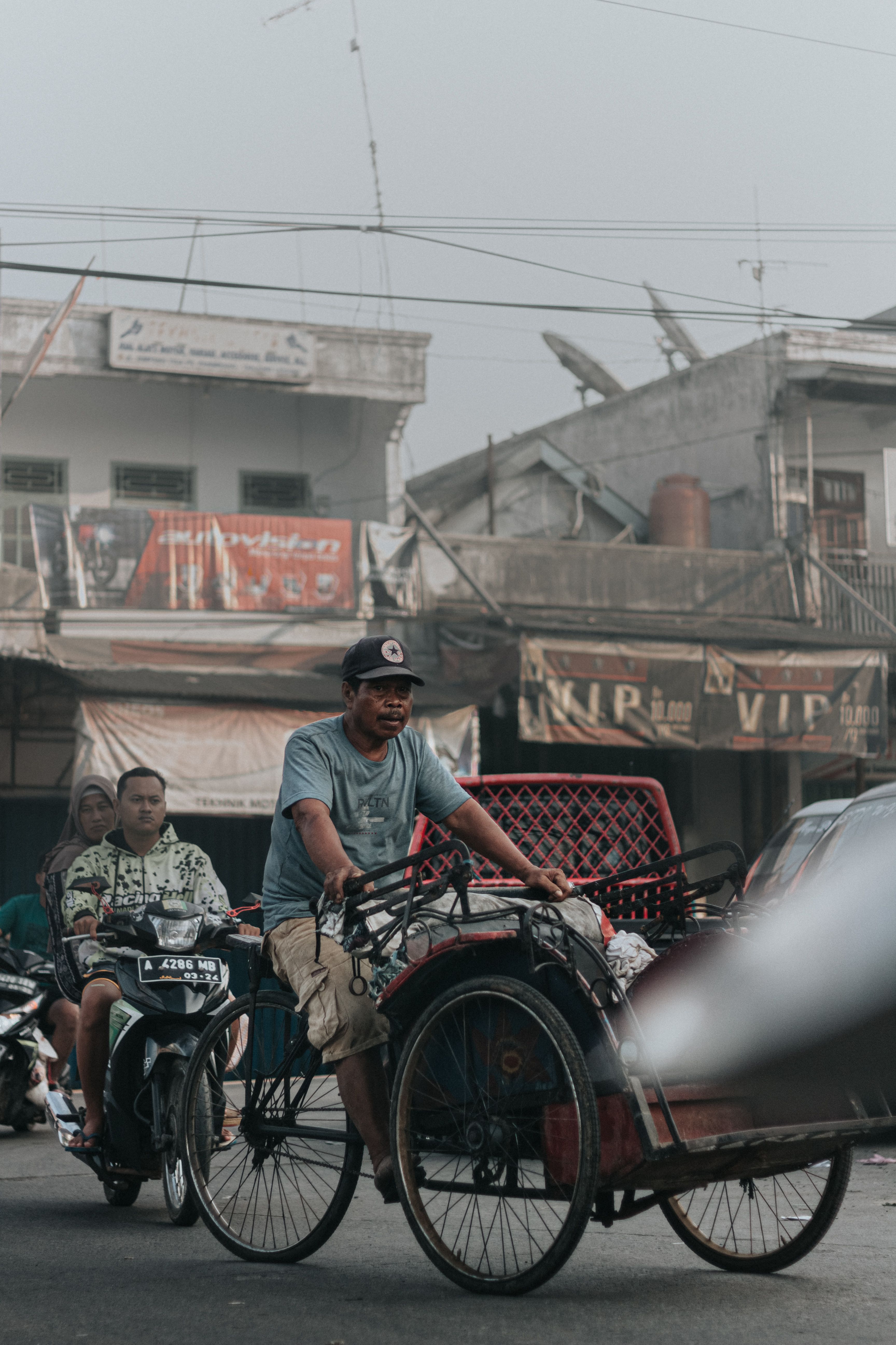 Yeh hai Mumbai ki daily life, shaam ho ya subah har waqt traffic aur bhagam bhag 🚴‍♂️🚲🌆 #tolee #mumbailife #streetsofmumbai