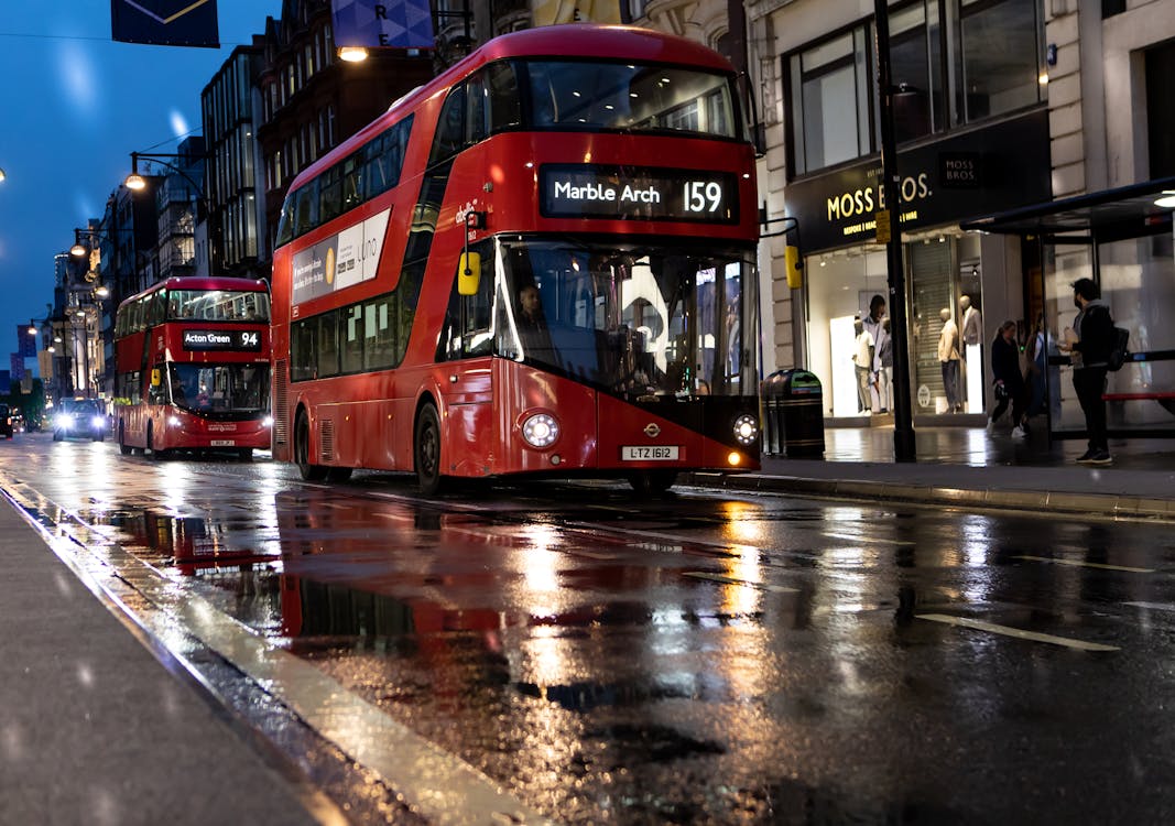 Бесплатное стоковое фото с tfl, дождь, красный автобус