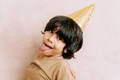 Darmowe zdjęcie z galerii z chłopak, czapka imprezowa, ozdobiony