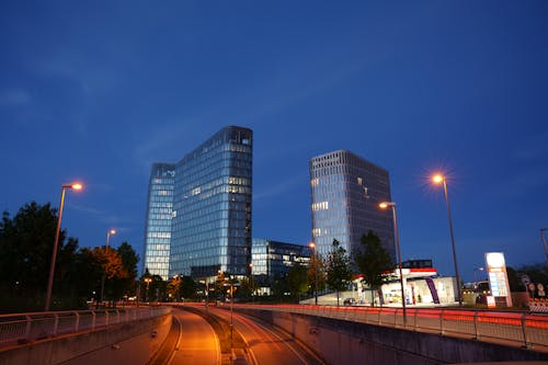 Gratis Fotos de stock gratuitas de carretera asfaltada, cielo azul, edificio alto Foto de stock