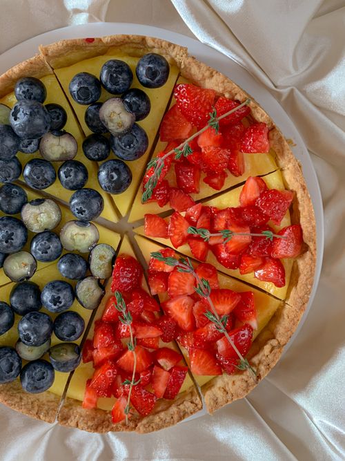 Free Overhead view of colorful fruit tart with fresh blueberries and strawberries, perfect for dessert lovers. Stock Photo