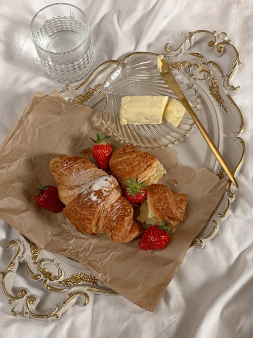 Ilmainen kuvapankkikuva tunnisteilla Aamiainen, croissant, kuva yläkulmasta