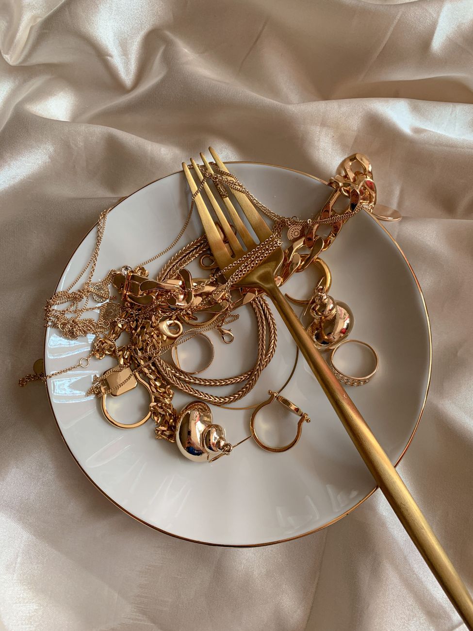 Silk, gold, and a slow Sunday morning