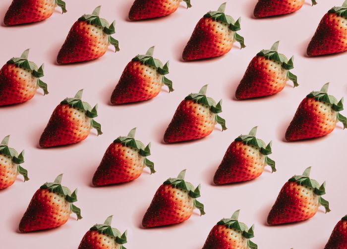 Fresas sobre fondo rosa