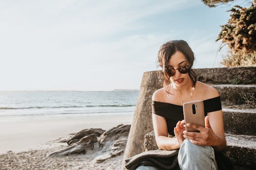 女人, 智慧手機, 海灘 的 免費圖庫相片