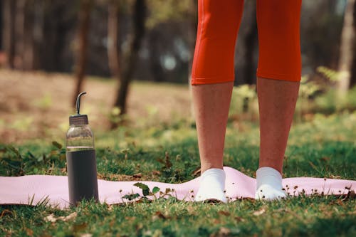 Fotos de stock gratuitas de botella de agua, césped, colchoneta de yoga