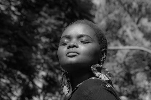 Fotobanka s bezplatnými fotkami na tému Afričanka, černoška, čiernobiely