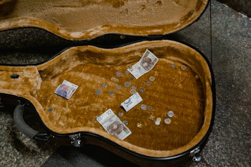 Kostnadsfria Kostnadsfri bild av gatumusikant, gitarrväska, mynt Stock foto