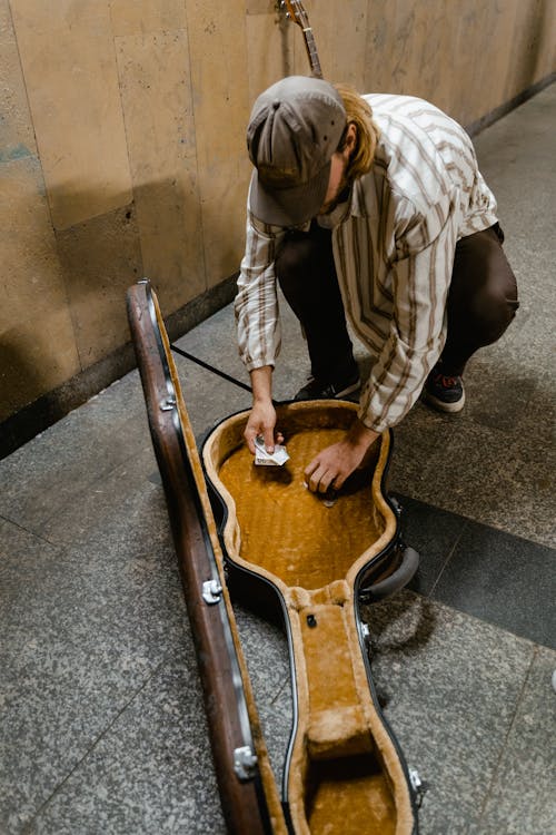 Ücretsiz adam, çıkarmadan, gitar içeren Ücretsiz stok fotoğraf Stok Fotoğraflar