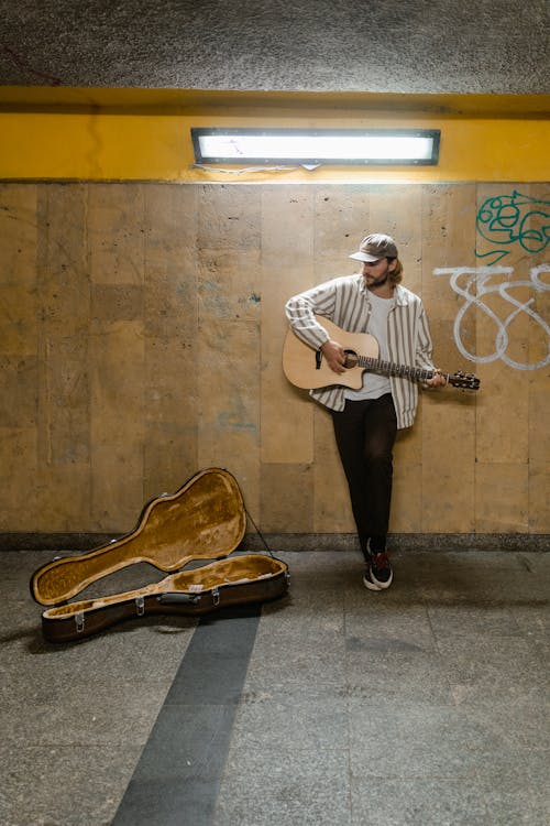 Ücretsiz adam, gitar, gitar çantası içeren Ücretsiz stok fotoğraf Stok Fotoğraflar