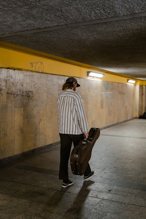 Immagine gratuita di adulto, camminando, chitarra