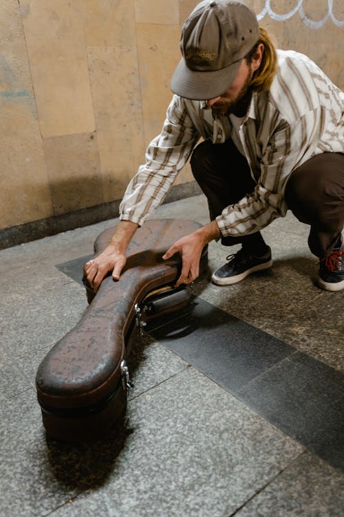 Immagine gratuita di adulto, custodia per chitarra, musicista