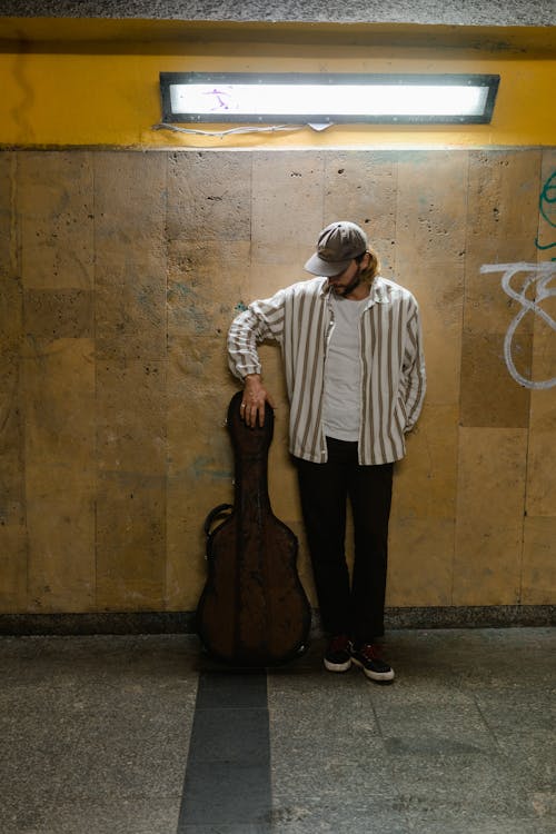 Foto d'estoc gratuïta de adult, busker, caixa de guitarra