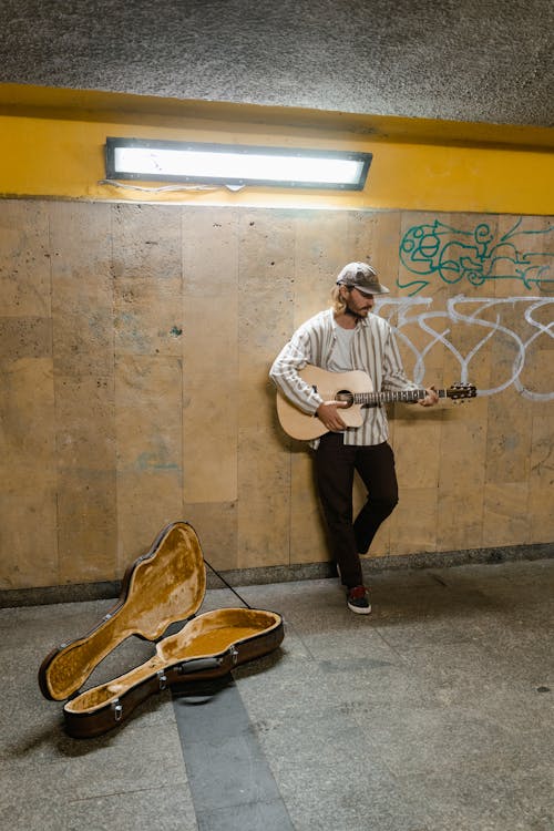 Immagine gratuita di adulto, artista di strada, chitarra