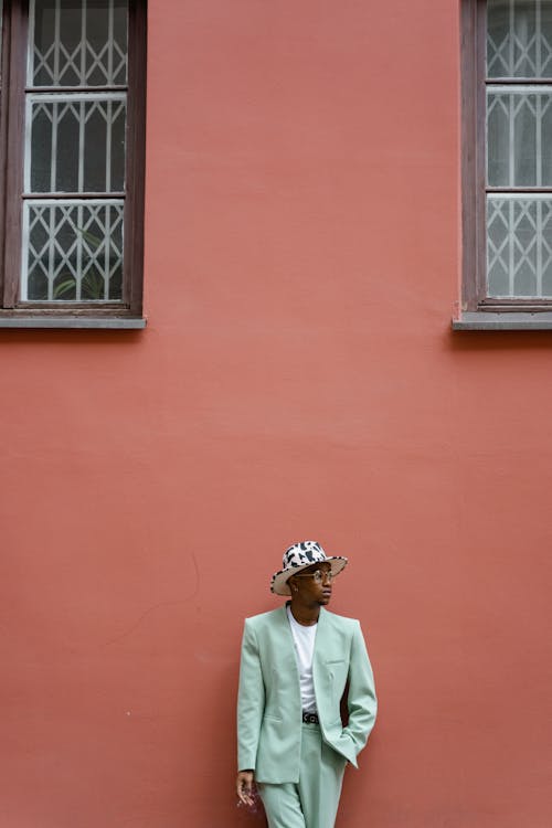 Kostenloses Stock Foto zu afroamerikanischer mann, anzug, architektur