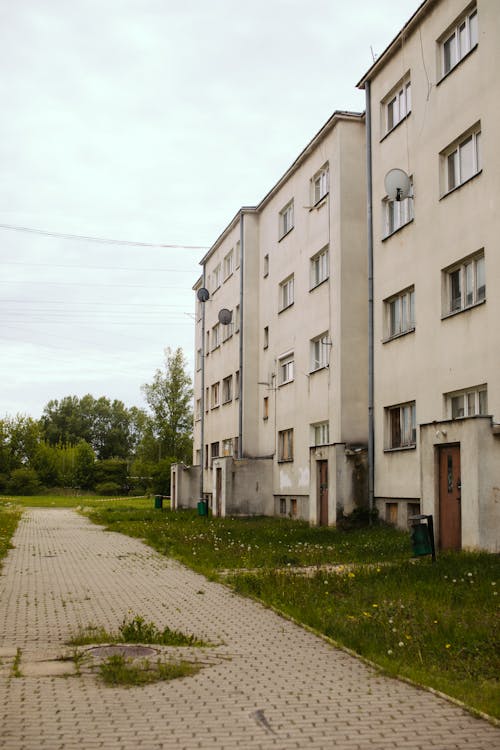 Fotobanka s bezplatnými fotkami na tému bytové domy, chodník, dláždená cestička