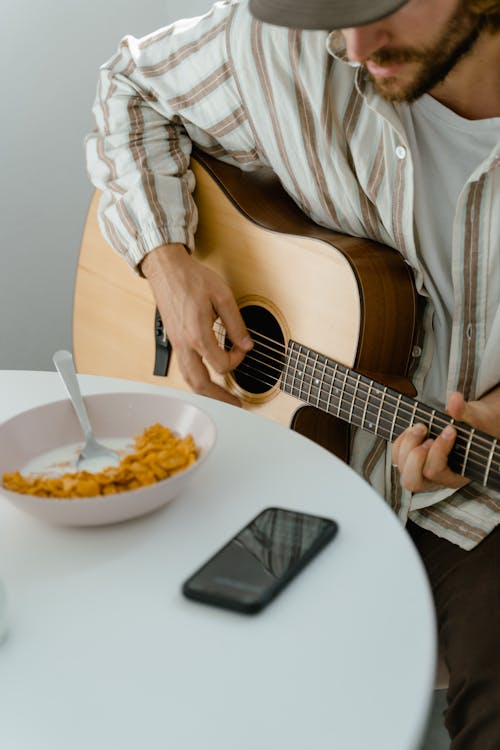 adam, akıllı telefon, akustik içeren Ücretsiz stok fotoğraf