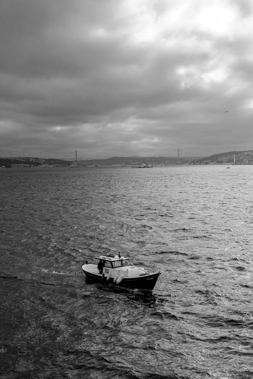 Základová fotografie zdarma na téma černý a bílý, člun, jednobarevný