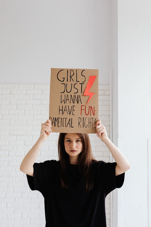 Ingyenes stockfotó a lányok csak szórakozni akarnak, fehér háttér, függőleges lövés témában