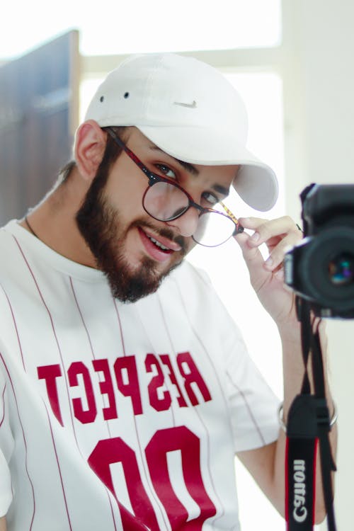 Fotobanka s bezplatnými fotkami na tému bradatý, čiapka, človek