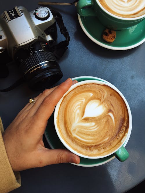 Kostenloses Stock Foto zu becher, cappuccino, drinnen