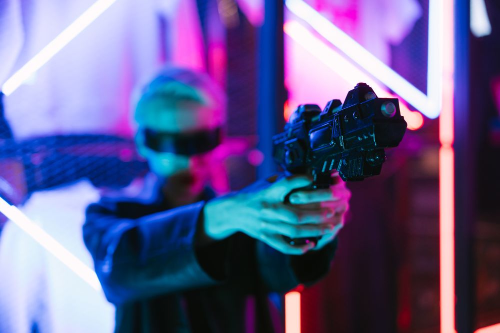 Игрок на фоне неонового освещения