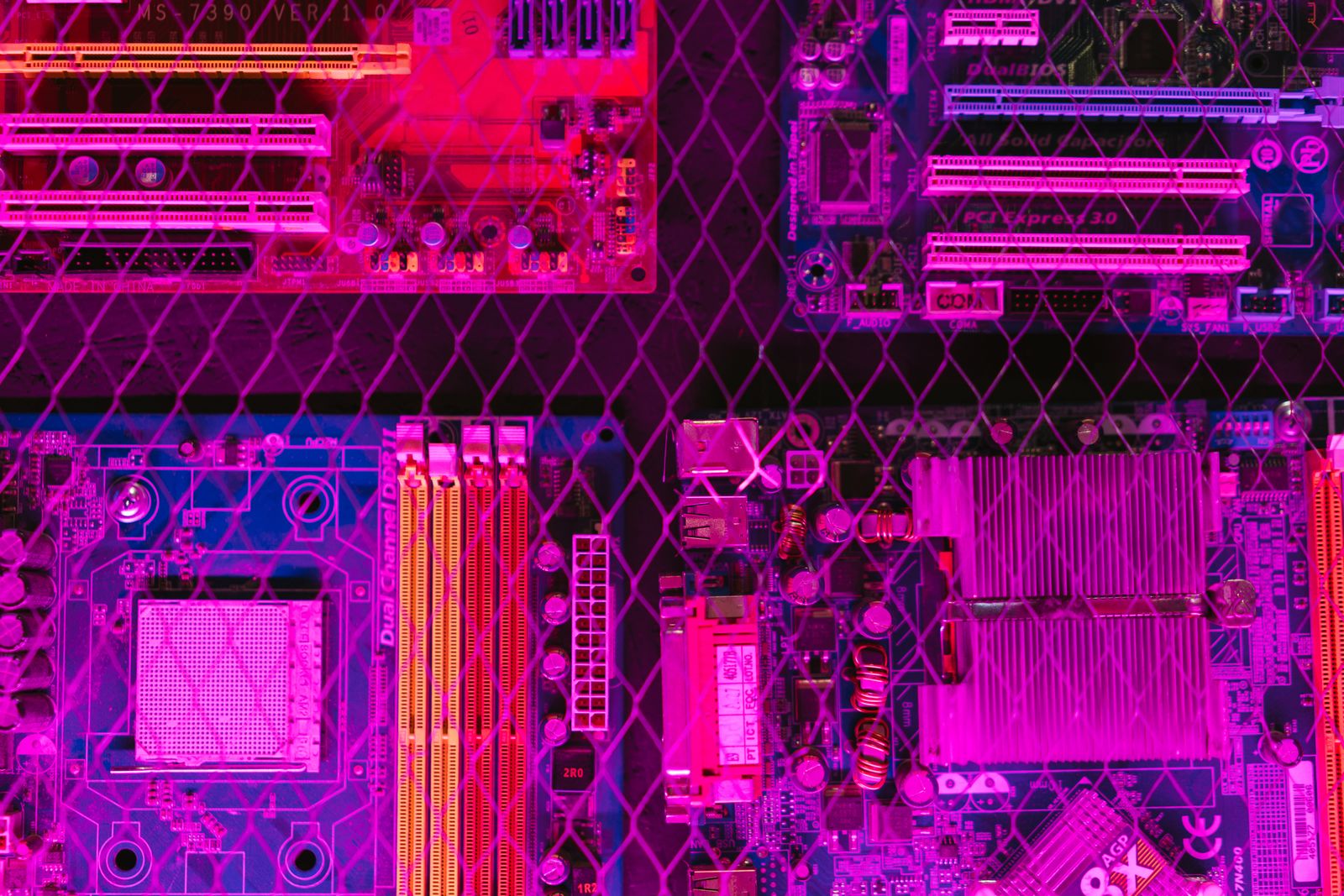 Placa mãe de computador com slots visíveis