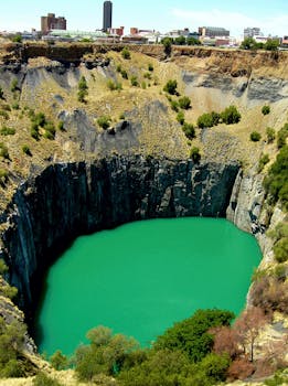 探索南非金伯利令人惊叹的大洞，一片深邃、宁静的绿洲被崎岖的悬崖所环绕