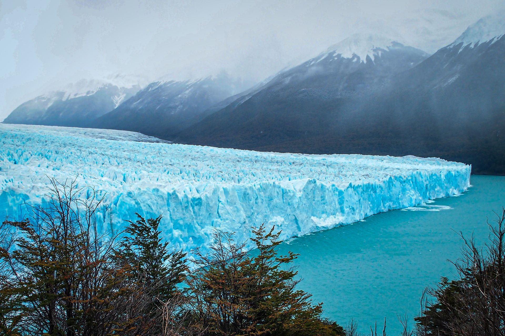 Muro azul del glaciar Perito Moreno frente al lago Argentino en El Calafate